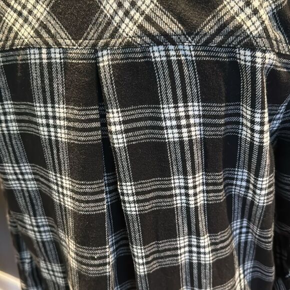 Doe + Rae black/white plaid flannel button front shirt.  Medium - Picture 5 of 7